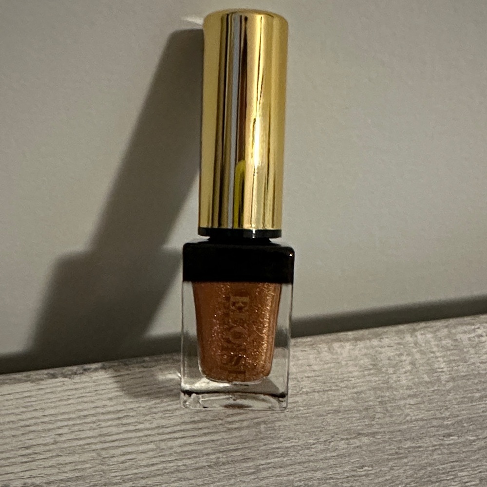 NWOT Eloise Gold Eyeshadow